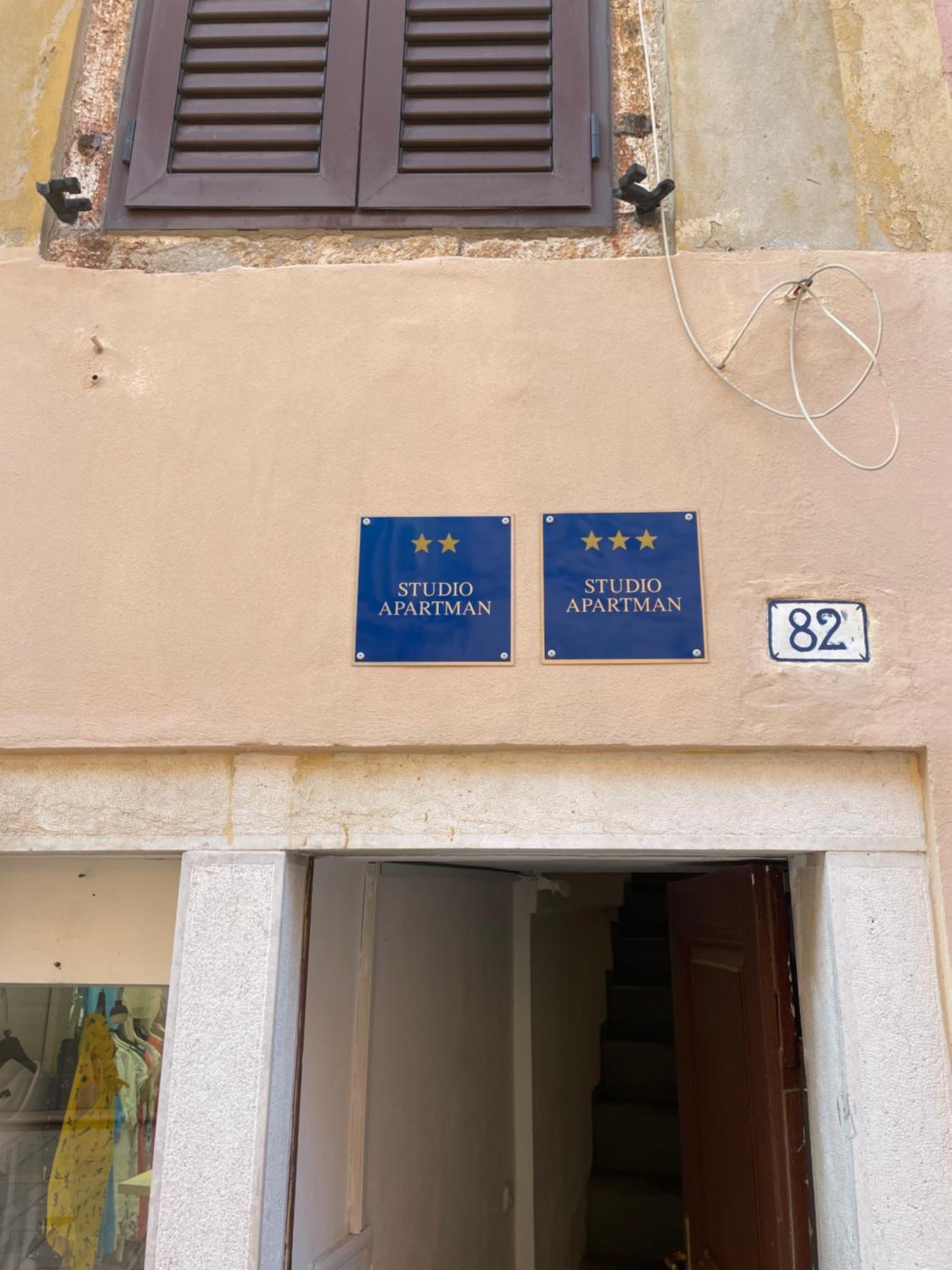 De Qua De La Studio Rovinj Bagian luar foto